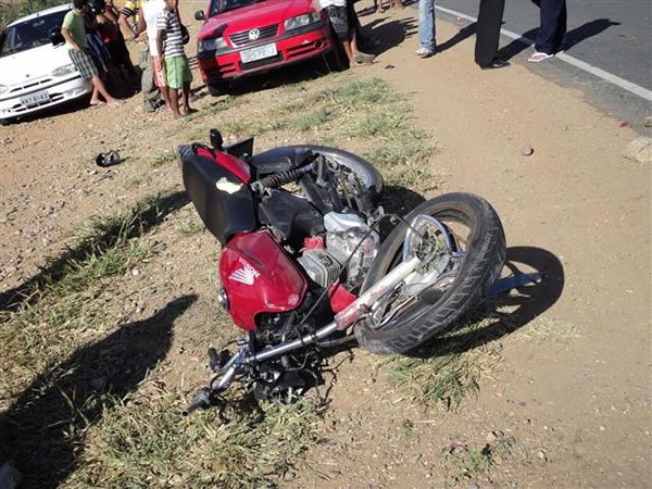 em-betania,-serra-talhadense-colide-moto-em-viatura-da-pm