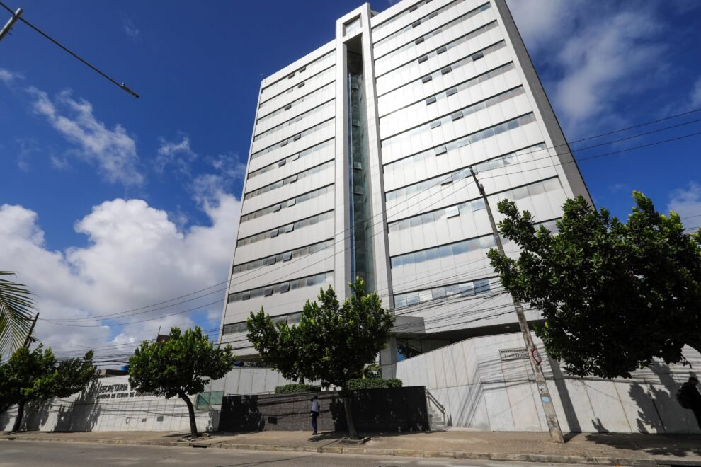 governo-de-pernambuco-concede-reajuste-salarial-a-190-mil-servidores-publicos-estaduais