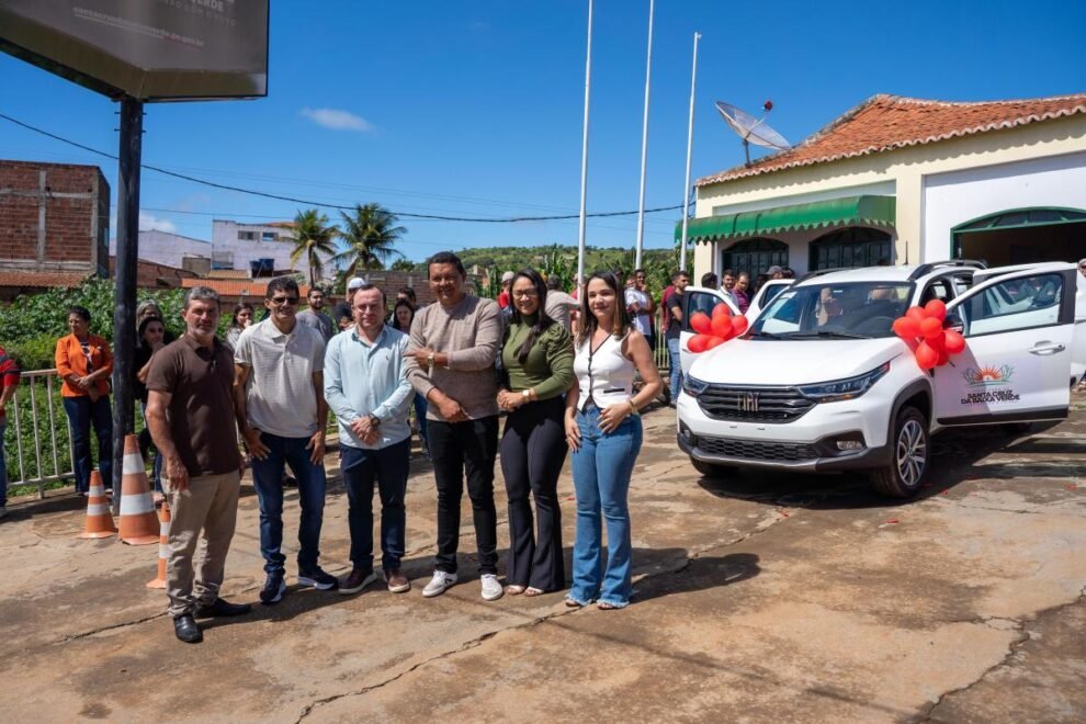 prefeitura-de-santa-cruz-da-baixa-verde-adquire-veiculo-com-recursos-proprios