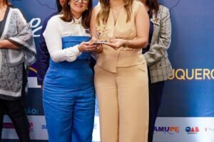 prefeita-aline-karina-e-homenageada-no-trofeu-brites-de-albuquerque-em-recife
