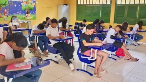 santa-cruz-entrega-de-mesas-e-carteiras-para-rede-municipal