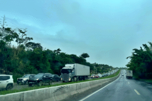 retorno-do-feriadao-causa-longas-filas-na-br-232-em-direcao-ao-recife