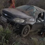 carro-capota-com-cinco-pessoas-na-pe-390-em-nazare-do-pico