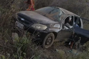 carro-capota-com-cinco-pessoas-na-pe-390-em-nazare-do-pico