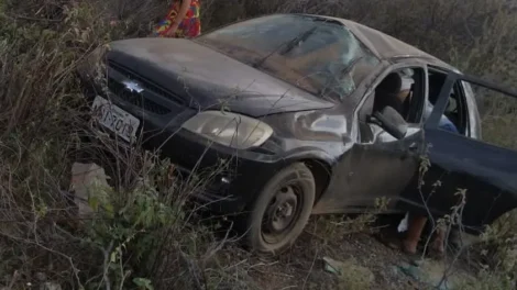 carro-capota-com-cinco-pessoas-na-pe-390-em-nazare-do-pico