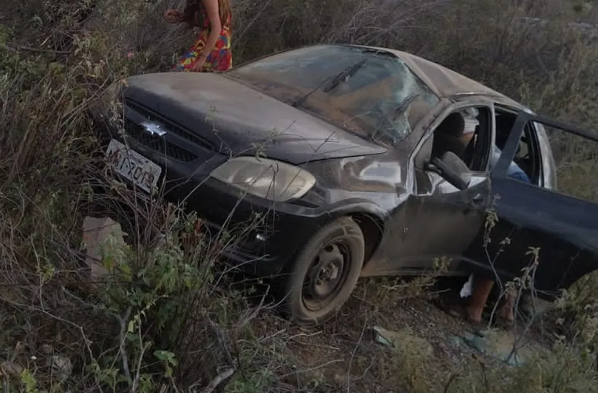 carro-capota-com-cinco-pessoas-na-pe-390-em-nazare-do-pico