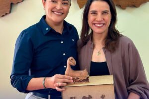 prefeita-de-sertania-convida-governadora-raquel-lyra-para-a-expocose-2025