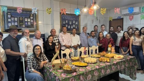 prefeito-de-iguaracy,-dr.-pedro-alves,-participa-de-confraternizacao-junina-na-camara-municipal