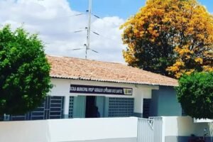 afogados:-escola-geraldo-cipriano-nega-ter-dado-presente-polemico-a-sandrinho.-“foi-uma-professora”