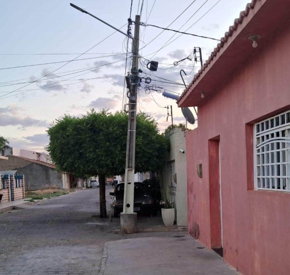 apos-materia-do-blog,-neoenergia-garante-troca-de-poste-em-carnaiba