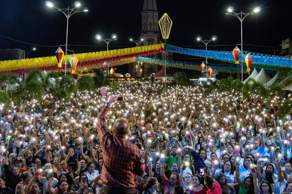 noite-religiosa-com-padre-fabricio-reune-multidao-em-itapetim