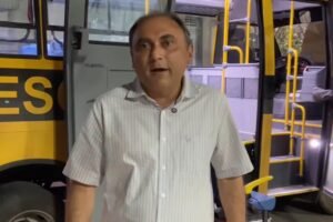 prefeitura-de-carnaiba-entrega-duas-novas-ambulancias-e-cinco-onibus-escolares-a-populacao