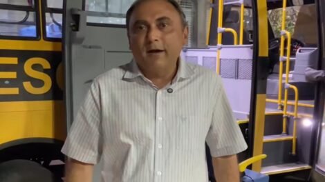 prefeitura-de-carnaiba-entrega-duas-novas-ambulancias-e-cinco-onibus-escolares-a-populacao