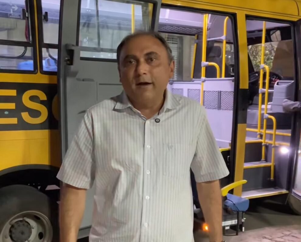 prefeitura-de-carnaiba-entrega-duas-novas-ambulancias-e-cinco-onibus-escolares-a-populacao