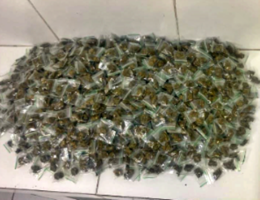 policia-estoura-ponto-de-drogas-com-mais-de-mil-porcoes-de-maconha-em-agua-fria