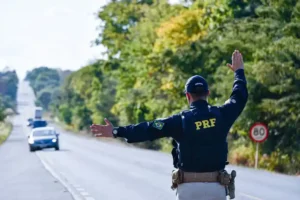 homem-e-preso-com-8-kg-de-pasta-base-de-cocaina-em-carro-roubado-na-br-232