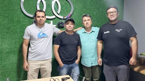 blogueiros-caue-rodrigues-e-jailton-ramos-visitam-estudios-da-ellotv,-em-sao-jose-do-egito
