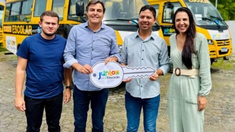 marconi-santana-destaca-entrega-de-novos-onibus-escolares-para-flores-e-santa-filomena-pe