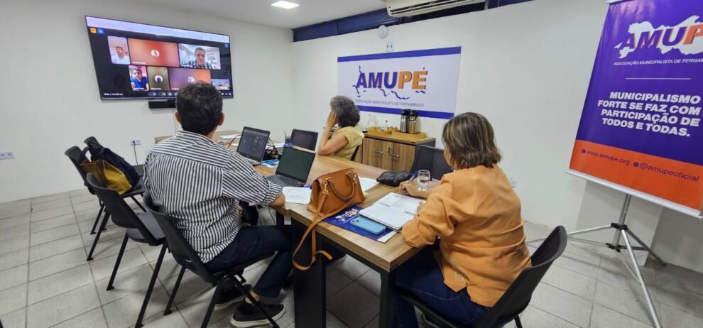 em-reuniao,-diretoria-da-amupe-discute-congresso,-seguranca,-previdencia-e-compesa