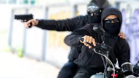 dupla-misteriosa-em-moto-amedronta-motociclistas-em-carnaiba