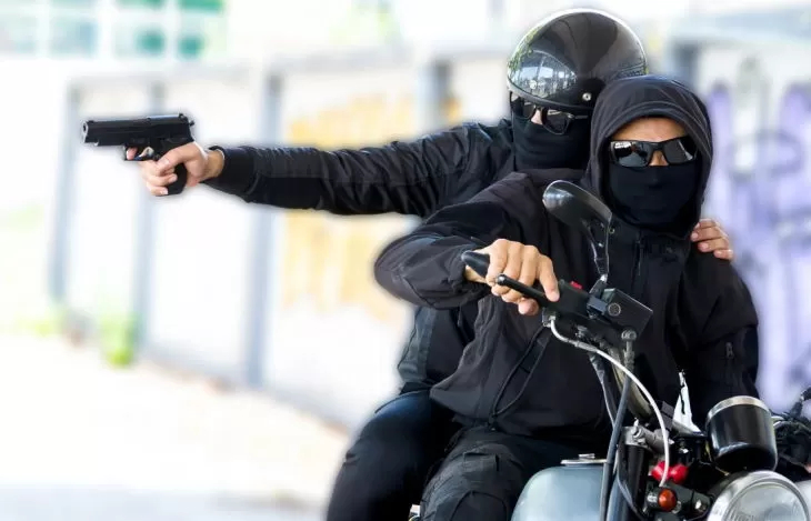 dupla-misteriosa-em-moto-amedronta-motociclistas-em-carnaiba