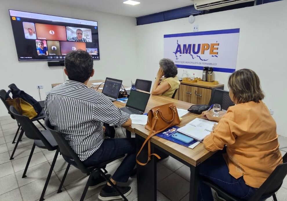 em-reuniao,-diretoria-da-amupe-discute-congresso,-seguranca,-previdencia-e-compesa