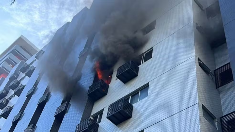 incendio-atinge-apartamento-em-boa-viagem-e-mobiliza-corpo-de-bombeiros