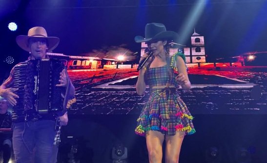 paula-fernandes-encerra-com-simpatia-e-carisma-a-ultima-noite-da-expoagro-de-afogados