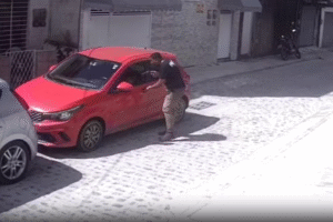 mulher-e-assaltada-ao-deixar-filhos-na-escola-em-boa-viagem;-criminoso-fugiu-com-carro