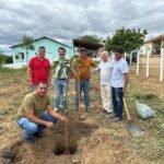 prefeito-dr.-pedro-alves,-participou-de-acao-com-o-plantio-de-arvores-frutiferas-em-iguaracy