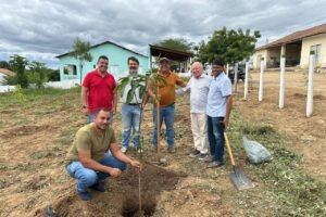 prefeito-dr.-pedro-alves,-participou-de-acao-com-o-plantio-de-arvores-frutiferas-em-iguaracy