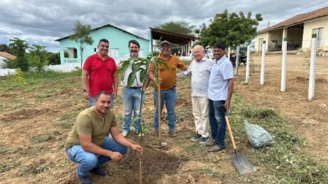 prefeito-dr.-pedro-alves,-participou-de-acao-com-o-plantio-de-arvores-frutiferas-em-iguaracy