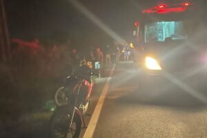 duas-mulheres-em-uma-moto-colidem-com-animal-na-pe-320-em-afogados-da-ingazeira