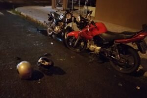 colisao-entre-motos-deixa-duas-pessoas-feridas-em-frente-ao-hec,-em-serra-talhada