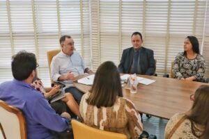 zeca-assina-decreto-que-amplia-adicional-de-insalubridade-para-merendeiras-da-rede-municipal