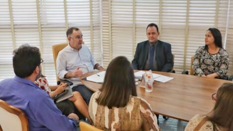 zeca-assina-decreto-que-amplia-adicional-de-insalubridade-para-merendeiras-da-rede-municipal