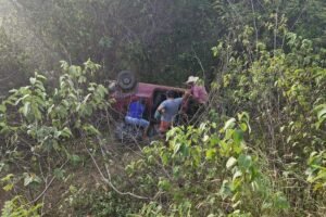 carro-capota-na-pe-320-nas-proximidades-de-roca-de-dentro,-em-carnaiba