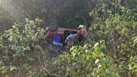 carro-capota-na-pe-320-nas-proximidades-de-roca-de-dentro,-em-carnaiba