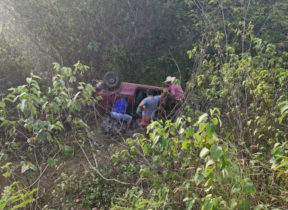 carro-capota-na-pe-320-nas-proximidades-de-roca-de-dentro,-em-carnaiba