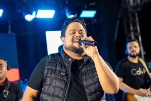 multidao-lota-palco-cultural-com-raphael-moura-e-renan-da-resenha-na-25a-exposerra