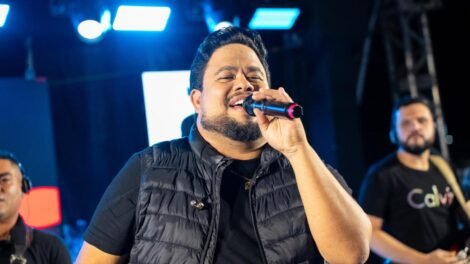 multidao-lota-palco-cultural-com-raphael-moura-e-renan-da-resenha-na-25a-exposerra