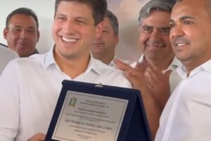 antes-de-aportar-na-exposerra,-joao-campos-recebe-titulo-em-petrolandia