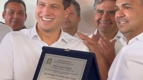 antes-de-aportar-na-exposerra,-joao-campos-recebe-titulo-em-petrolandia