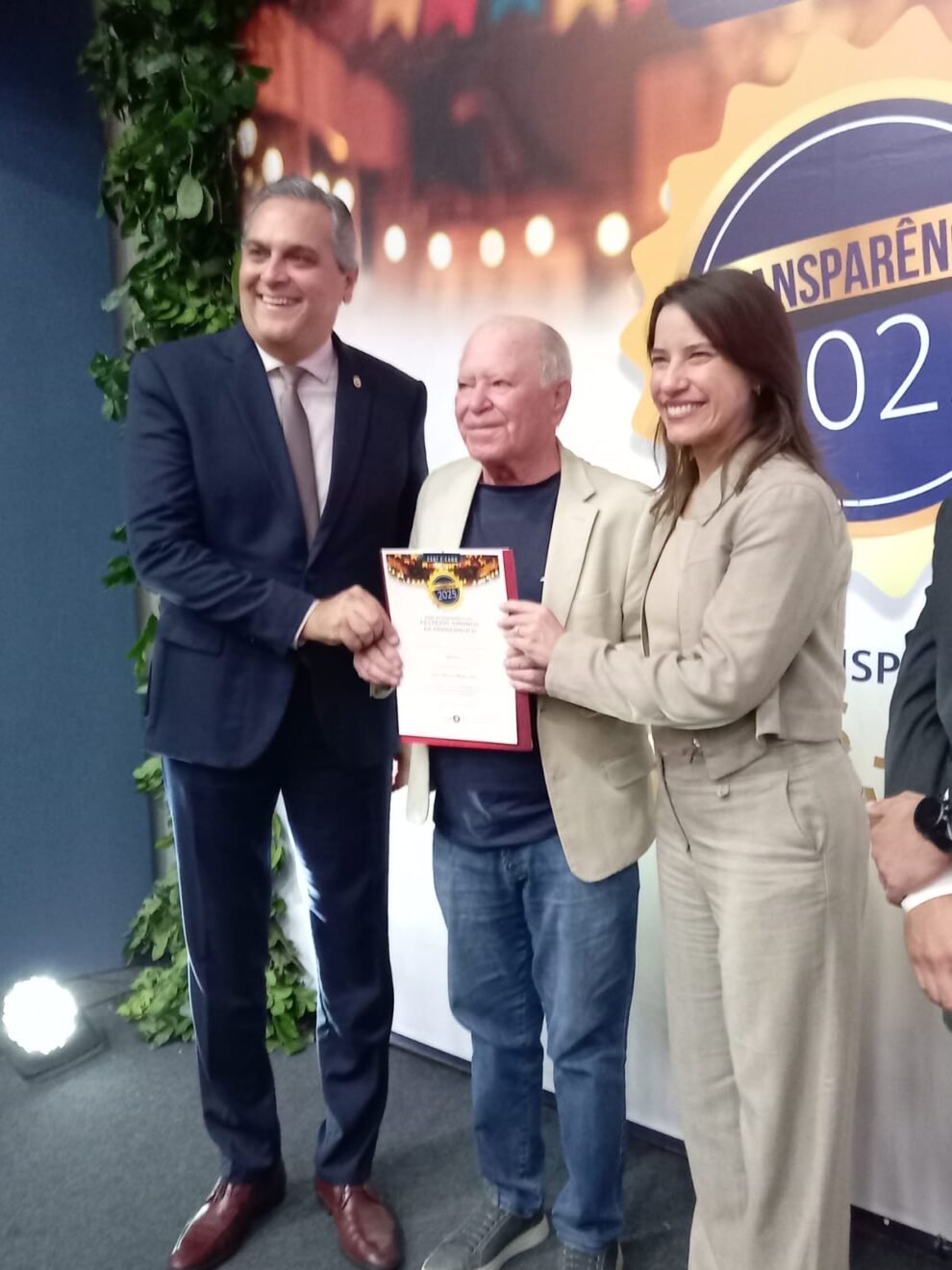 prefeito-de-iguaracy,-pedro-alves,-recebe-selo-de-transparencia-com-gastos-juninos