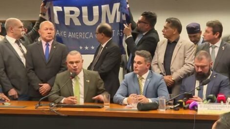hugo-motta-proibe-reuniao-da-oposicao-e-bolsonaristas-levam-bandeira-de-trump
