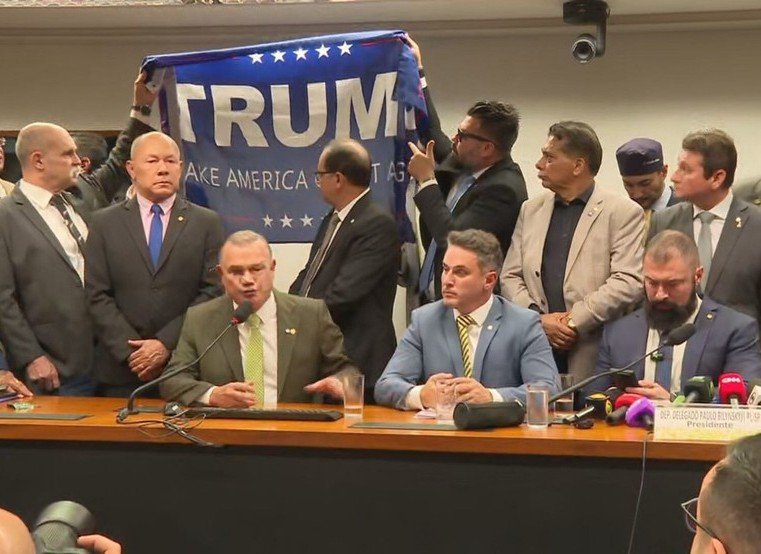 hugo-motta-proibe-reuniao-da-oposicao-e-bolsonaristas-levam-bandeira-de-trump