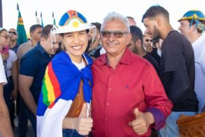 ao-lado-da-governadora-raquel-lyra,-prefeito-de-quixaba-prestigia-a-missa-do-vaqueiro-de-serrita