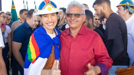ao-lado-da-governadora-raquel-lyra,-prefeito-de-quixaba-prestigia-a-missa-do-vaqueiro-de-serrita