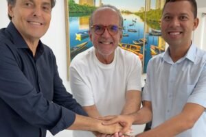 prefeito-e-ex-prefeito-de-flores-formalizam-apoio-a-reeleicao-do-senador-dueire
