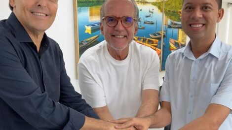 prefeito-e-ex-prefeito-de-flores-formalizam-apoio-a-reeleicao-do-senador-dueire